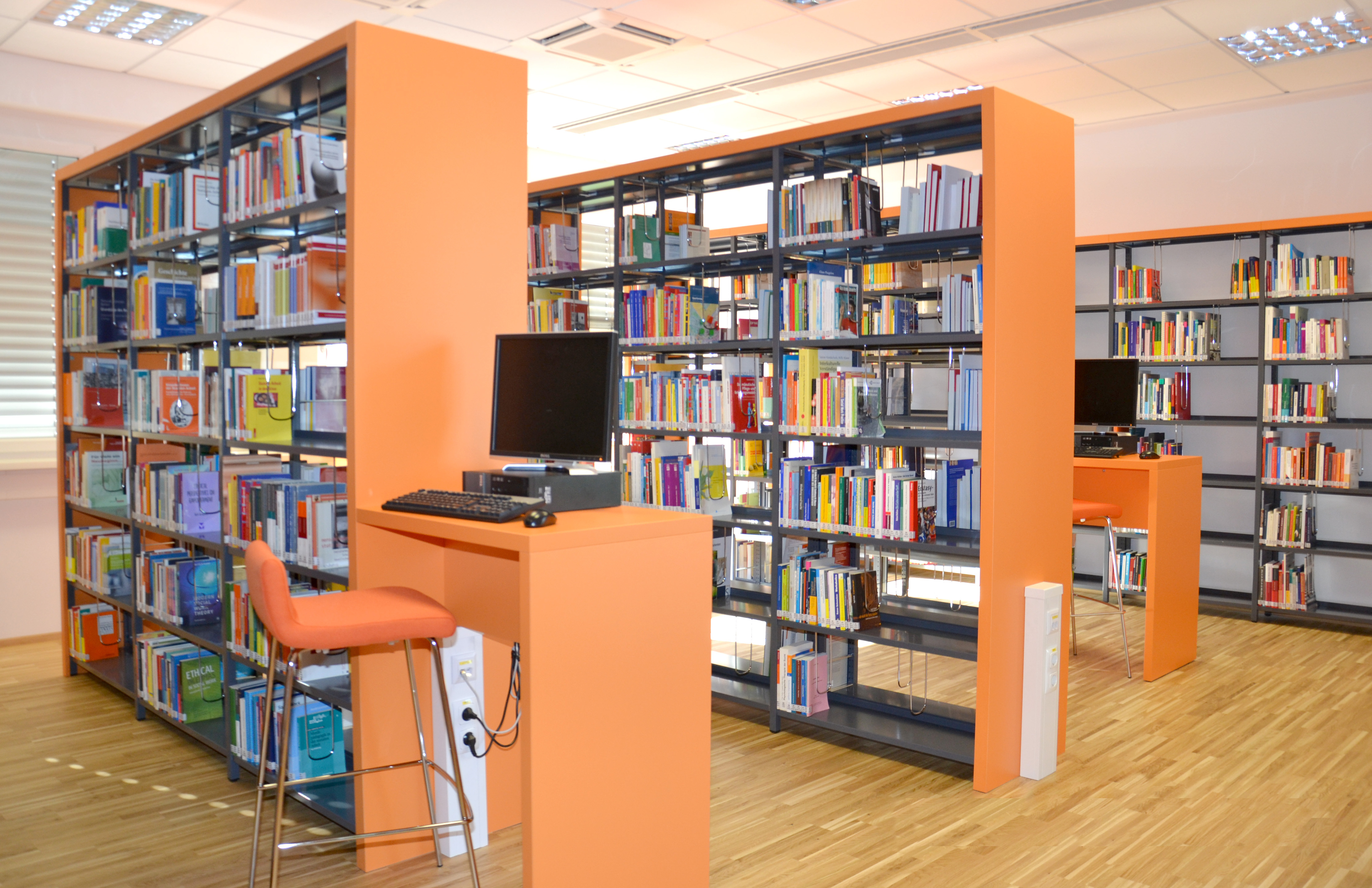 Das Bild zeigt Bücherregale der Bibliothek am Campus Linz.